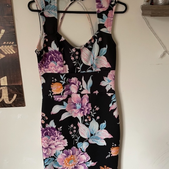 Suzy Shier Fitted Floral Dress - Picture 2 of 2